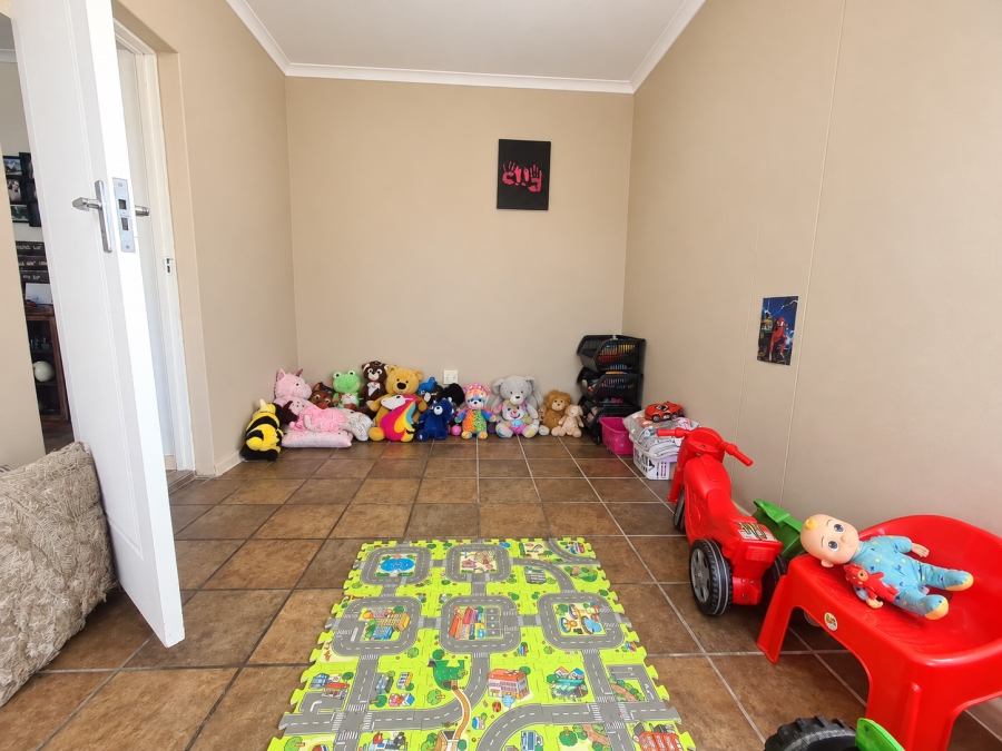 To Let 4 Bedroom Property for Rent in Hoogland Western Cape